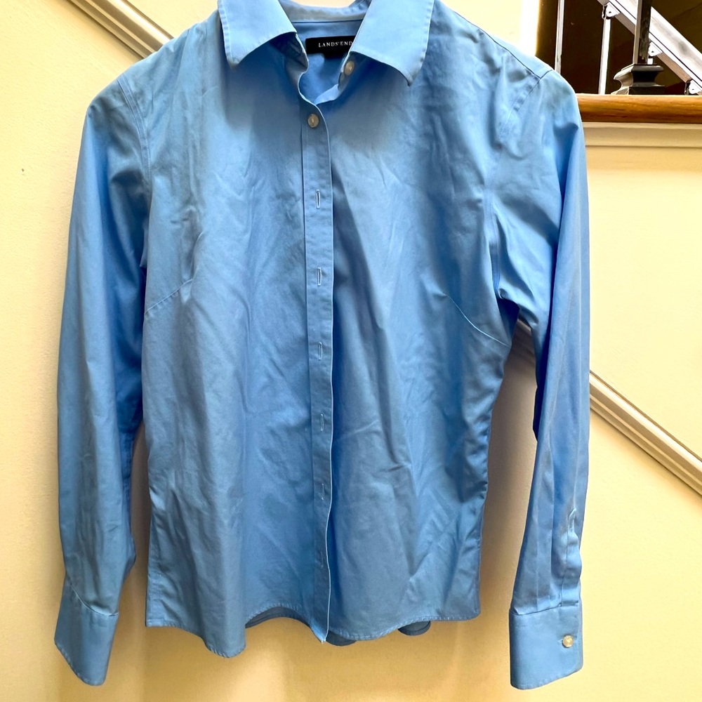 Beautiful Talbot shirt in 8p.Button cover placket and slimming darts in back.